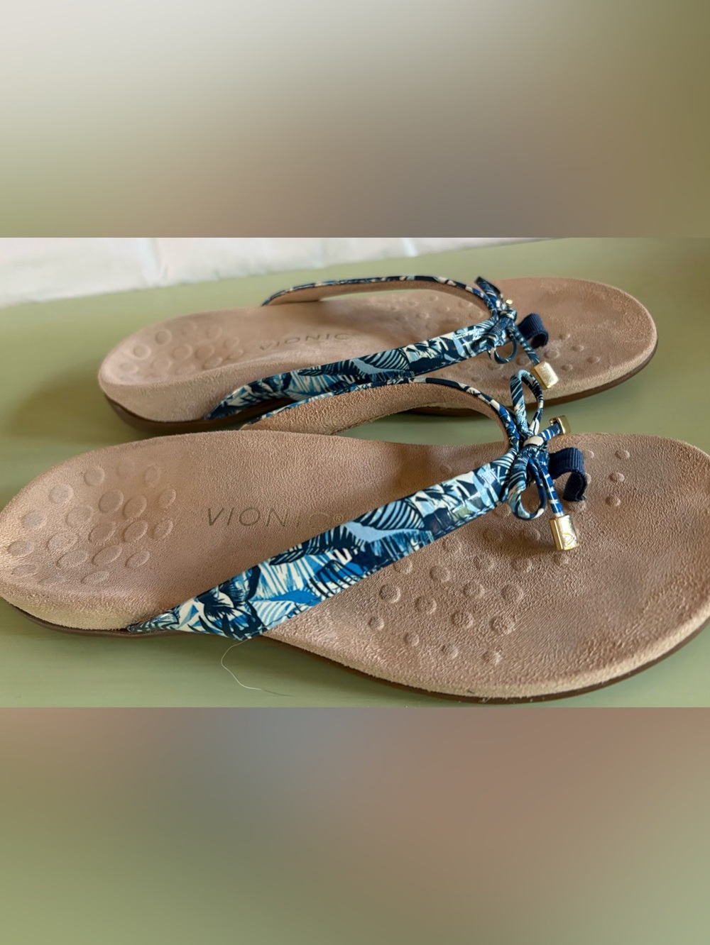 Vionic Bella Rest Blue and White Tropical Print Sandals